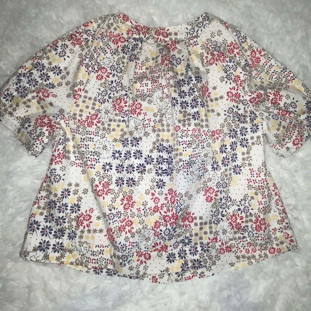 AMI Puffy Sleeve Floral Pattern with big buttons top - Picture 3 of 3